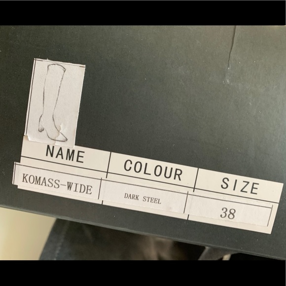 Grey suede pointed toe boots - Picture 3 of 4